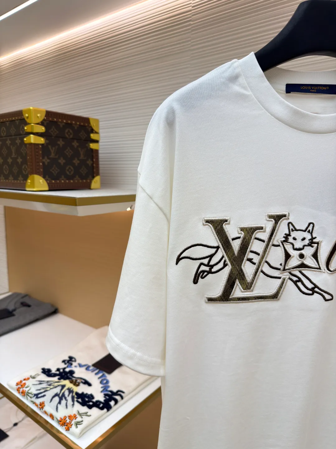 LOUIS VUITTON Fox Logo Embroidered Short Sleeve ●Original version: 9800 purchase and development ●Item number: 1681633-A15 ●Fabric: cotton fabric ●Technology: embroidery production ●Color: white ●Version: Fitted version ●Weight: about 270 grams ●Size: S-M-L-XL ●Description: This Louis Vuitton LV Fox SS Crewneck T-shirt is made of high-quality pure cotton fabric, with a soft, delicate feel and good breathability. The round neck design is simple and elegant, making it comfortable and natural to wear. The brand logo and fox pattern on the chest are made of exquisite embroidery technology, with a strong three-dimensional effect and exquisite details. The body of the garment adopts flat-turn open-stitching technology, the stitching is even and neat, and the lines are clear and smooth. The ribbed design on the hem and cuffs is both windproof and warm and can modify your figure. The entire T-shirt embodies Louis Vuitton's ultimate pursuit of quality and craftsmanship from fabric selection, tailoring to detail processing. It not only retains the elegant style of classic items, but also incorporates modern design language, making it suitable for various occasions and showing a low-key and luxurious fashion attitude. The overall wiring is straight and delicate, the fabric is comfortable and soft, and the color is consistent without color difference. It can be matched with the same style to create a fashionable look and control various occasions. Customized accessories, complete with three standards, same style for men and women!